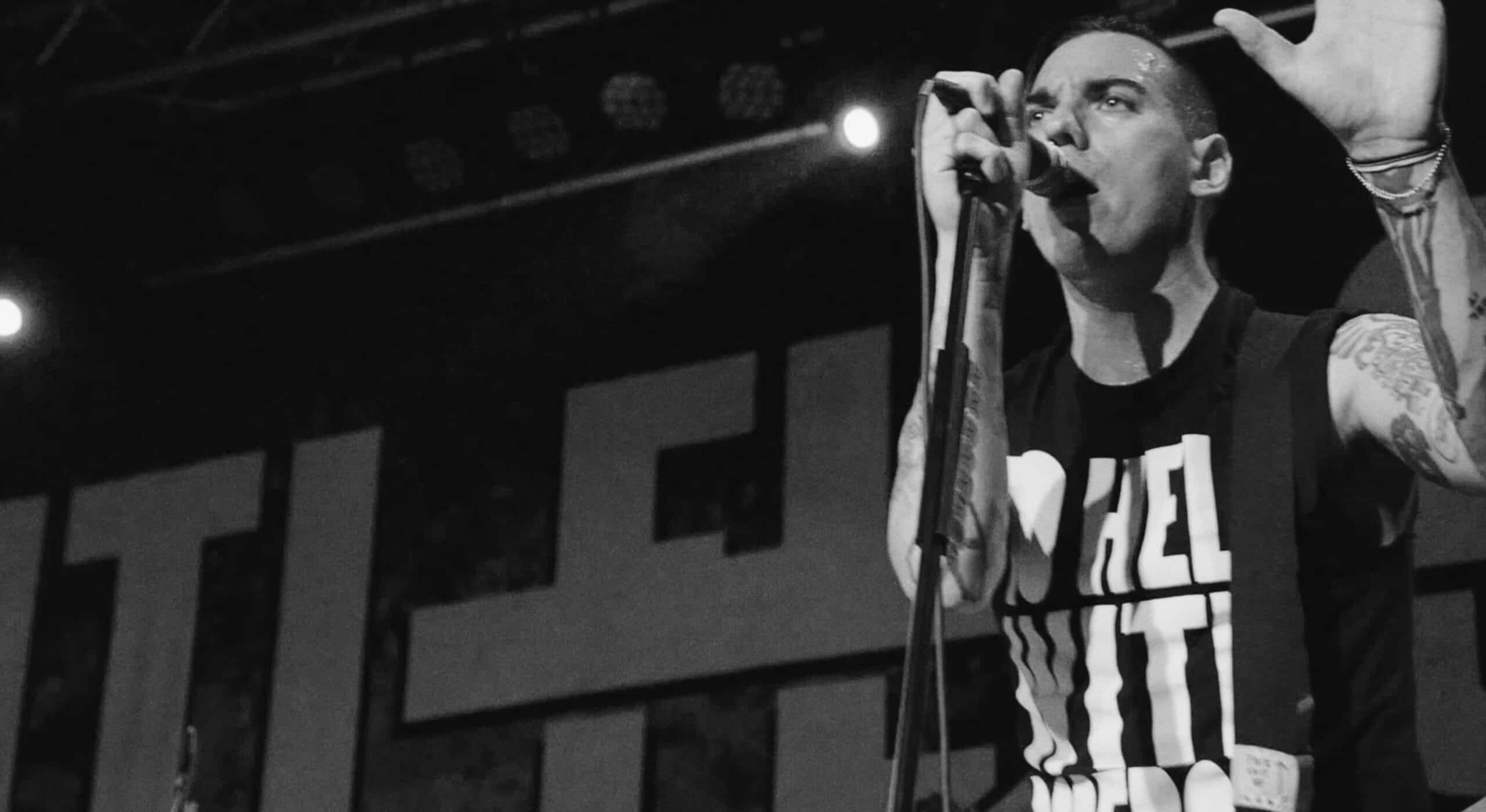 Anti-Flag: Power to the Peaceful Dokumentarfilm, Band Story, EPK - Artist singt auf der Bühne -Filmproduktion hawkins.film