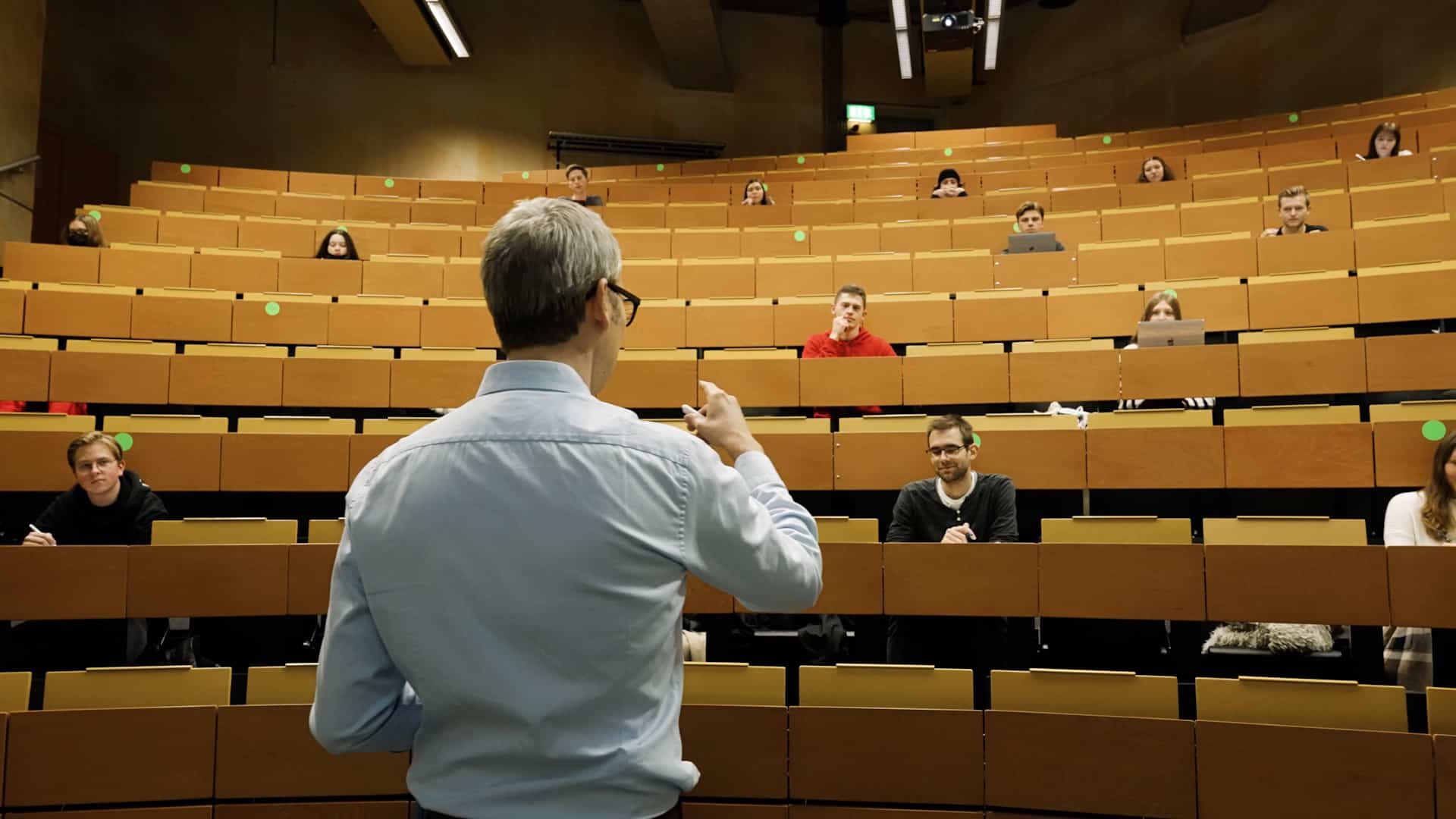 Universität Ulm Wirtschaftswissenschaften Hochschulmarketing - Professor im Vorlesungssaal - Filmproduktion hawkins.film